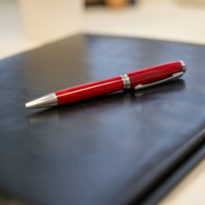 Blochbuch mit Stift.